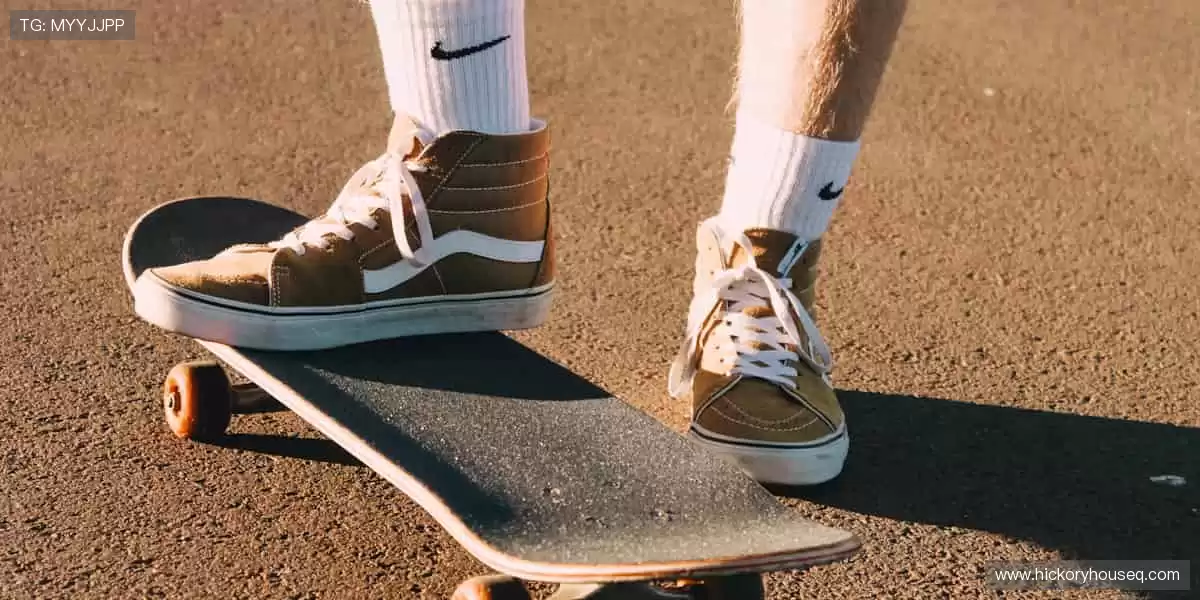 「从球衣到签名纪念品，你的热爱值得专属收藏！🎯点击探索，把偶像带回家！」